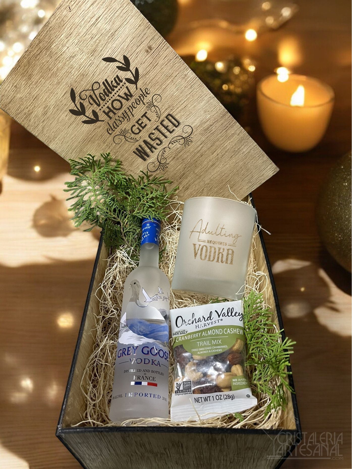 Caja en madera grabada, 200ml Grey Goose, Old Fashion glass y nueces.