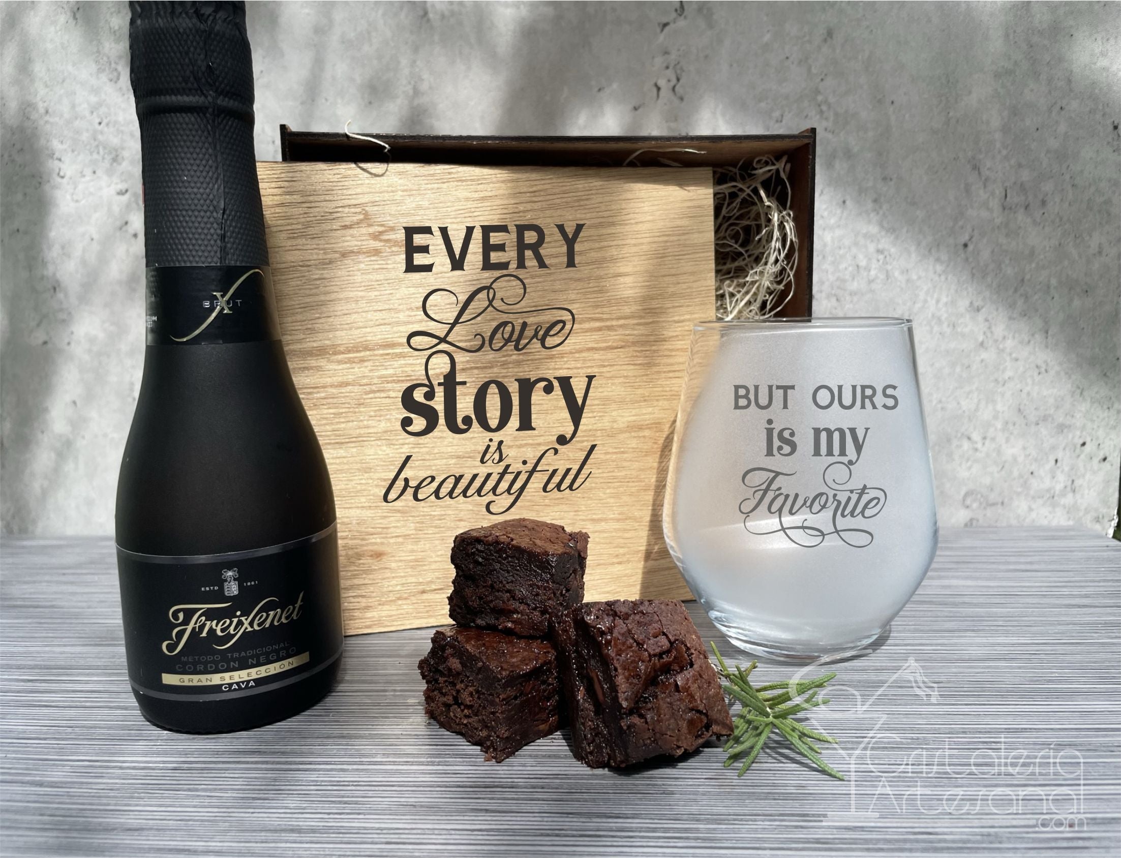 Juego Stemless Glass "But ours is my Favorite", caja en madera, Brownies y Cava
